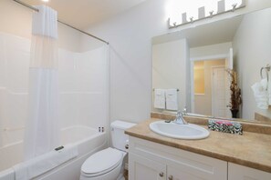 Hiustenkuivaaja, pyyhkeet, saippua, vessapaperi