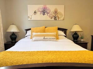 2 bedrooms, in-room safe, desk, iron/ironing board - Central Cozy Stay- near C-train, office space, quiet, 2BR, sleeps 6 (Calgary)