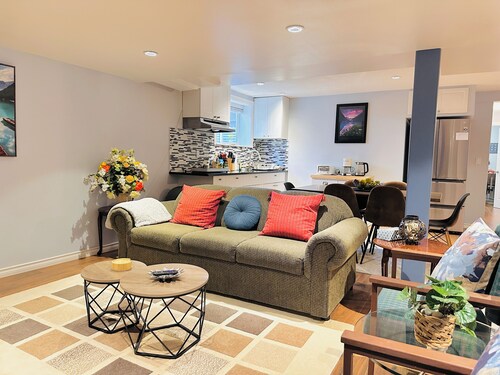 Central Cozy Stay- near C-train, office space, quiet, 2BR, sleeps 6