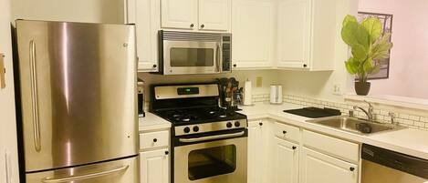 Køleskab, mikrobølgeovn, ovn, kogeplade