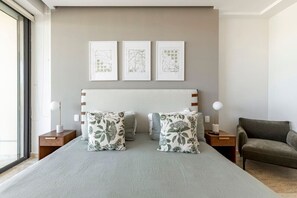 6 bedrooms, iron/ironing board, WiFi, bed sheets