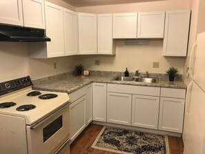 Een koelkast, een magnetron, een oven, een kookplaat