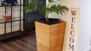 Una cuina moderna amb un frigorífic d'acer inoxidable, armaris de fusta i una prestatgeria de metall negre.