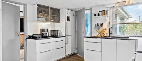 Fridge, oven, stovetop, coffee/tea maker