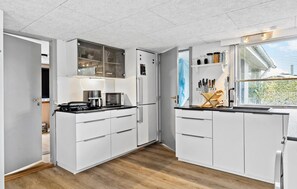 Fridge, oven, stovetop, coffee/tea maker