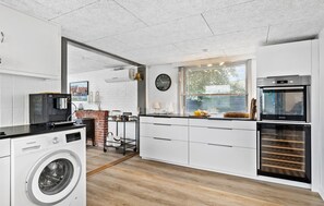 Kühlschrank, Ofen, Herdplatte, Wasserkocher mit Kaffee-/Teezubehör