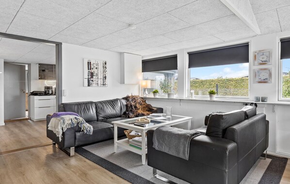 Smart TV, fireplace, DVD player