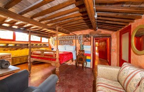 7 quartos, ferros/tábuas de passar roupa, berço de viagem