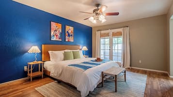 5 quartos, escrivaninha, ferros/tábuas de passar roupa, berço de viagem