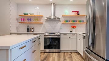 Geladeira, micro-ondas, fogão, cooktop