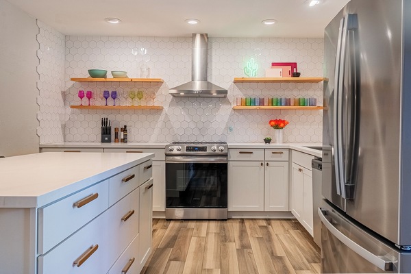 Frigorifero, microonde, forno, piano cottura