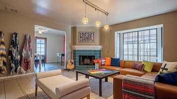 Smart TV, lareira, videogames, pebolim