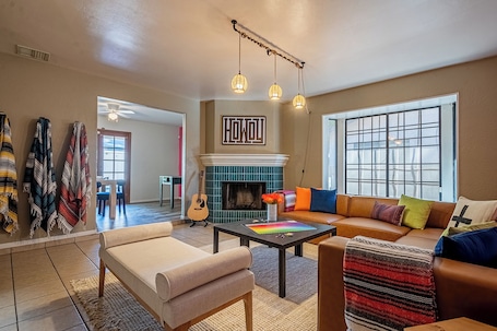Smart TV, fireplace, video games, table football. Warm Winter Oasis, Heated Pool & Family Fun