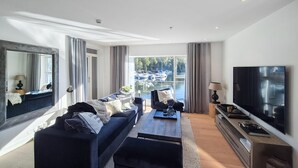 Una sala de estar moderna con un sofá, una mesa de centro y un televisor.