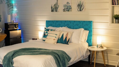 Private Comfy Studio w wifi, private patio, workspace in convient location