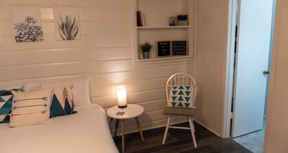 Private Comfy Studio w wifi, private patio, workspace in convient location