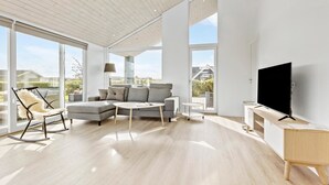 Smart TV - Cozy home in Sæby with house sea view (Sæby)