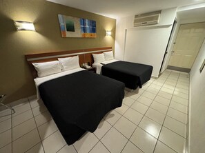 Standard Room, 2 Double Beds, Non Smoking, City View | Desk, laptop workspace, blackout drapes, soundproofing - Hotel InterForum Express (León)