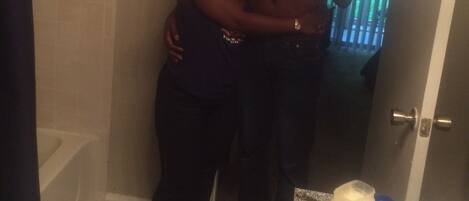 Pyyhkeet, saippua, vessapaperi