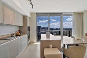 Køleskab, mikrobølgeovn, ovn, opvaskemaskine