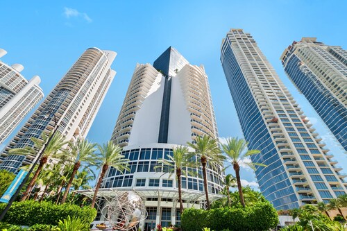 1910 International  Resort Deluxe 2 Queen  Ocean Front