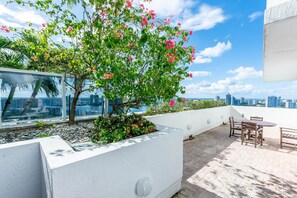 Outdoor dining - International Resort 1600 Sqf Ocean View Terrace (Sunny Isles Beach)