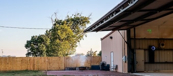 Buffalo airport Fly Inn. 2 bedroom inside a airplane hangar!