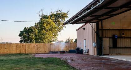 Buffalo airport Fly Inn. 2 bedroom inside a airplane hangar!