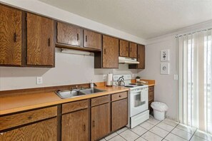 Fridge, oven, stovetop, cookware/dishes/utensils