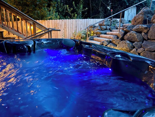 Outdoor spa tub - Luxury Living Near Downtown Moscow & U of I Campus (Moscow)