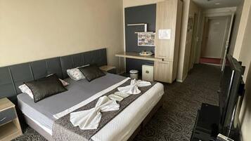 Studio – classic, røyk, sjøutsikt | Skrivebord, blendingsgardiner, lydisolert og strykejern/-brett