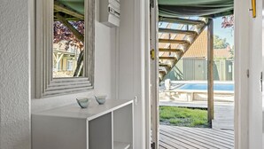 Een badkamer met een wit wastafelmeubel, een spiegel en twee glazen schalen op het aanrecht.