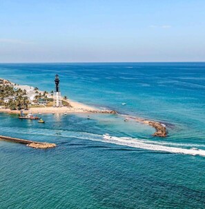 Playa en los alrededores, camastros y toallas de playa 