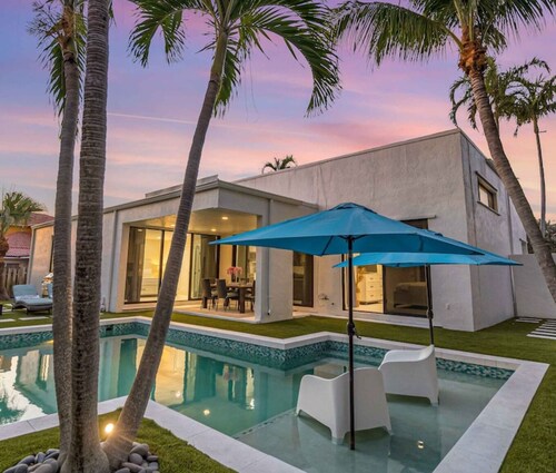 HOUSE BY THE BEACH, HEATED POOL, TRANQUIL, UPSCALE, LUSH NEIGHBORHOOD.