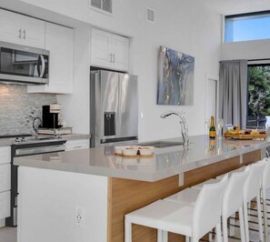 Refrigerador, microondas, horno y parrilla de estufa 