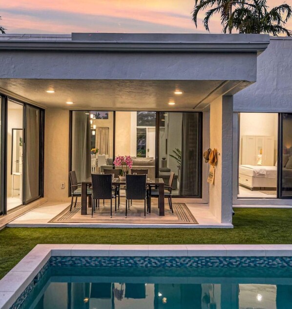 Outdoor pool, a heated pool - HOUSE BY THE BEACH, HEATED POOL, TRANQUIL, UPSCALE, LUSH NEIGHBORHOOD. (Pompano Beach)