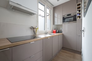 Fridge, oven, dishwasher, coffee/tea maker