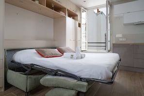 Iron/ironing board, WiFi, bed sheets