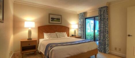 1 slaapkamer, een kluis op de kamer, een bureau