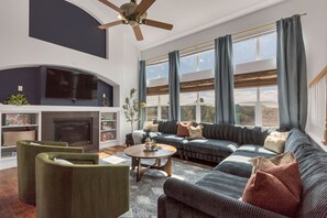 Smart TV, fireplace, table football, ping pong - Centrally Located 5BD - Games, BBQ & Firepit Patio (Castle Rock)