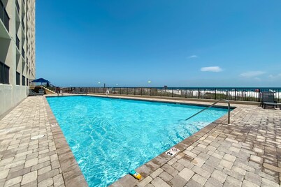 Beachfront Ground Floor Condo in Orange Beach with Pool, Hot Tub! 🌊☀️