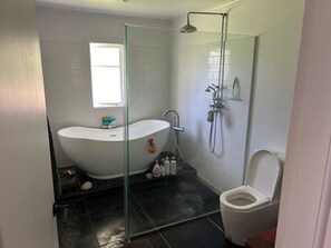 Hair dryer, towels, soap, shampoo - At the beach but in your own little peace of paradise (Te Puke)