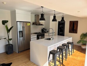 Mikrobølgeovn, ovn, kokeplater og oppvaskmaskin