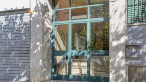 A building entrance with a blue door, a visible staircase, and a mailbox labeled "PUBBLICITA". - Furio Camillo Studio - Metro A - Netflix (Roma)