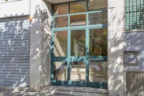 Exterior detail - Furio Camillo Studio - Metro A - Netflix (Roma)