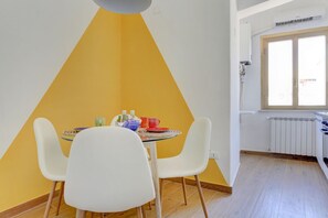 Dining - Furio Camillo Studio - Metro A - Netflix (Roma)