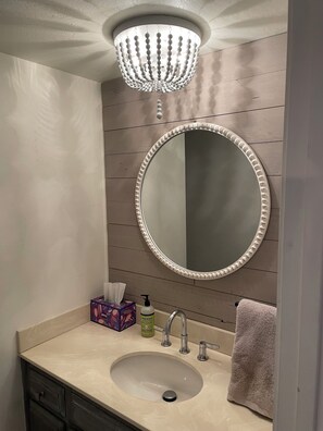 Secador de cabelo, toalhas de banho, sabonete, shampoo