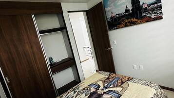 3 habitaciones, escritorio, tabla de planchar con plancha y wifi gratis