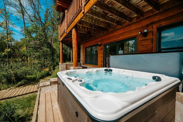 Outdoor spa tub