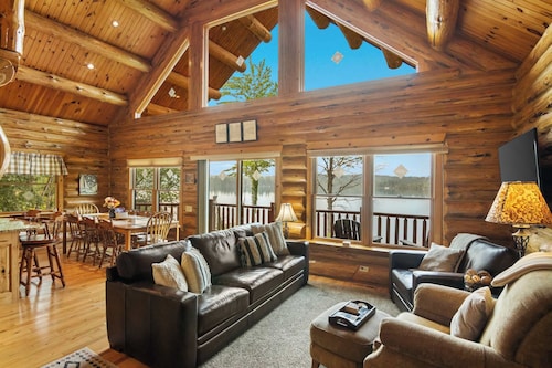 THE CLAM SHELL Log Home on Clam Lake | Hot Tub!